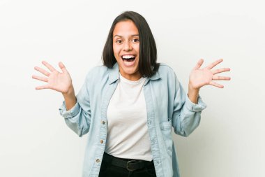 Genç İspanyol kadın bir zafer ya da başarı kutluyor, o şaşırır ve şok.