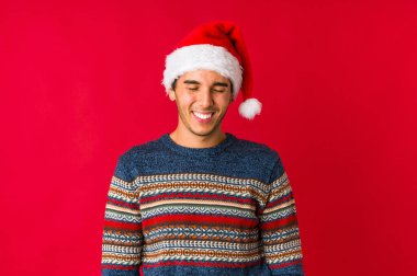 Genç adam Noel günü inkar jesti yapıyor.