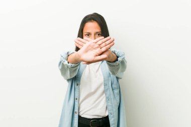 Genç İspanyol kadın inkar jesti yapıyor.