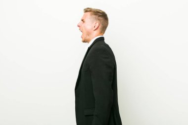 Genç kafkas iş adamı bir fotokopi alanı doğru bağırıyor