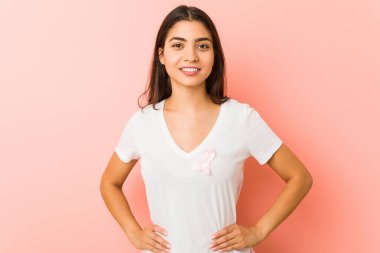 Pembe yayı olan genç arap kadını. Kanserle mücadele kavramı.