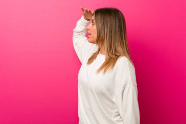 Genç otantik karizmatik gerçek insanlar kadın bir duvara karşı uzak alnında el tutmak bakarak.