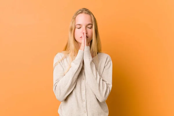 Urocza Naturalna Kobieta Nastolatka Trzyma Ręce Modlitwie Pobliżu Ust Czuje — Zdjęcie stockowe