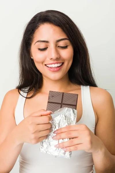 Giovane Donna Ispanica Possesso Una Tavoletta Cioccolato — Foto Stock