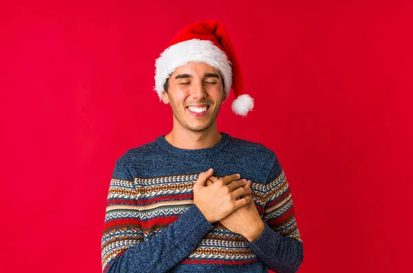 Młody Mężczyzna Boże Narodzenie Nieszczęśliwy Patrząc Aparacie Fotograficznym Sarkastycznym Wyrazem — Zdjęcie stockowe