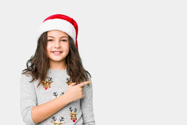Little Girl Celebrating Christmas Day Smiling Pointing Aside Showing Something — Stock Photo, Image