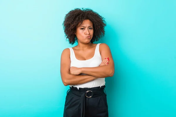 Joven Afroamericana Mujer Frunciendo Ceño Cara Disgusto Mantiene Los Brazos — Foto de Stock