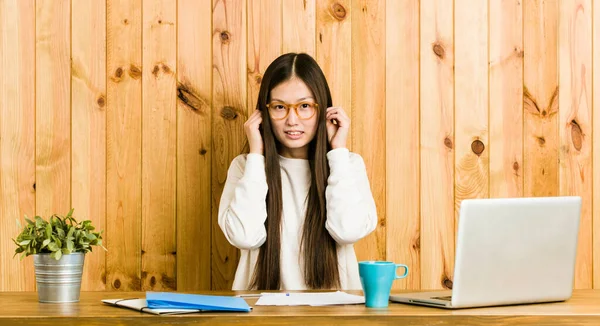 Mujer Joven China Estudiando Escritorio Cubriendo Las Orejas Con Las —  Fotos de Stock