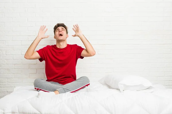 Genç Bir Öğrenci Yatakta Bağırarak Gökyüzüne Bakıyor Hayal Kırıklığına Uğruyor — Stok fotoğraf