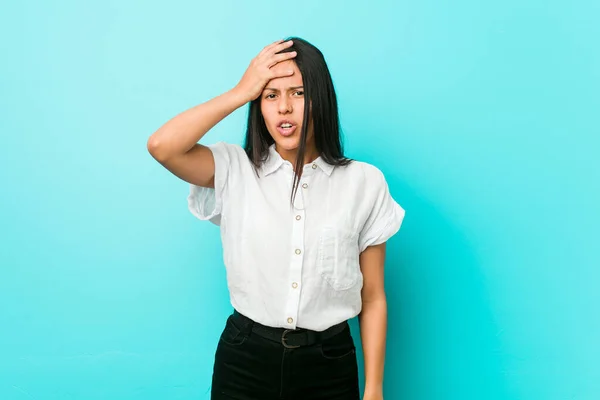 Jovem Hispânico Mulher Legal Contra Uma Parede Azul Cansado Muito — Fotografia de Stock