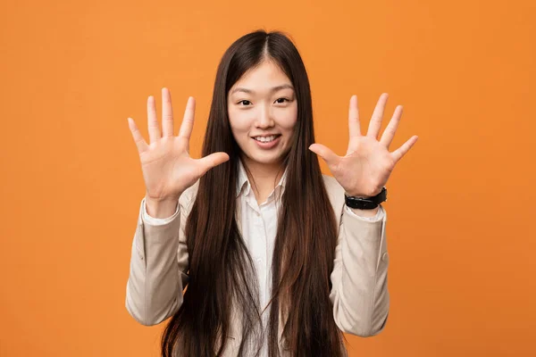 Mladý Obchod Číňan Žena Ukazující Číslo Deset Rukama — Stock fotografie
