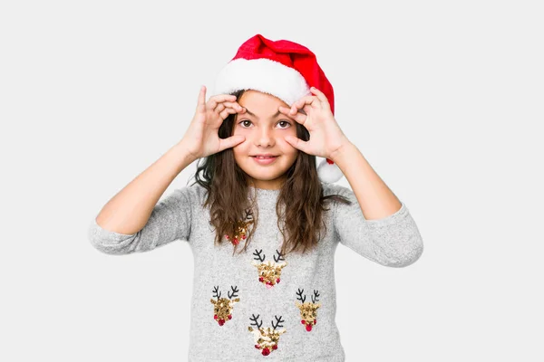 Маленька Дівчинка Яка Святкує Різдвяний День Тримаючи Очі Відкрилася Щоб — стокове фото