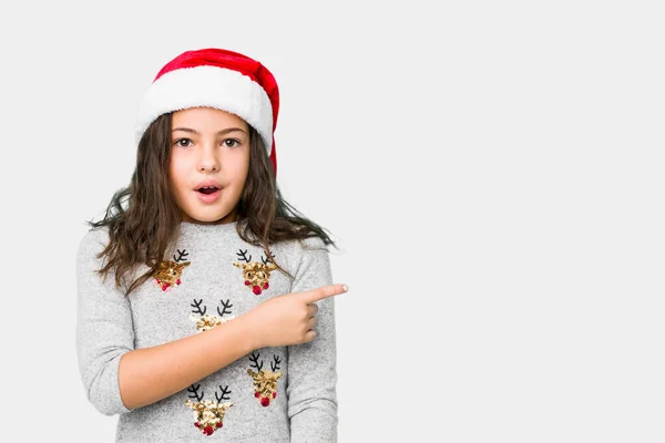 Menina Comemorando Dia Natal Apontando Para Lado — Fotografia de Stock