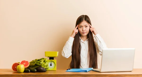 Jovem Nutricionista Mulher Chinesa Trabalhando Com Seu Laptop Focado Uma — Fotografia de Stock