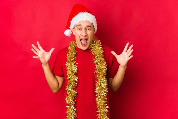 Joven Día Navidad Celebrando Una Victoria Éxito Está Sorprendido Sorprendido — Foto de Stock