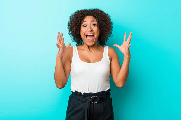 Jonge Afro Amerikaanse Vrouw Viert Een Overwinning Succes Hij Verrast — Stockfoto