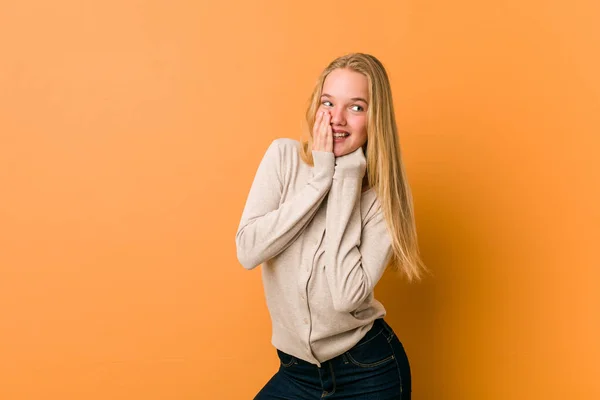 Rozkošný Kavkazský Teenager Který Stojí Oranžovém Pozadí — Stock fotografie