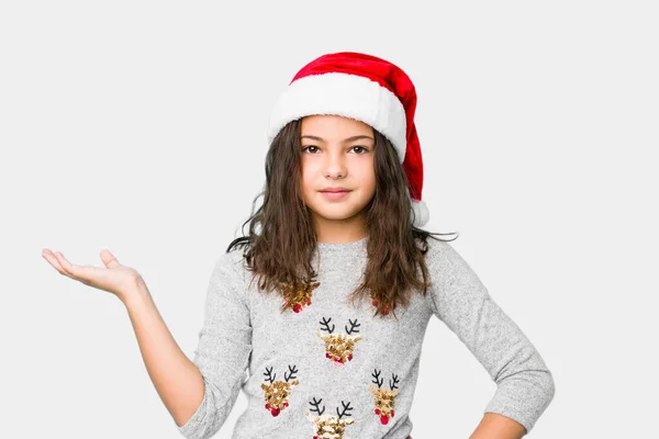 小女孩在庆祝圣诞节的时候 手掌上放着一个复制品 腰间放着另一只手 — 图库照片