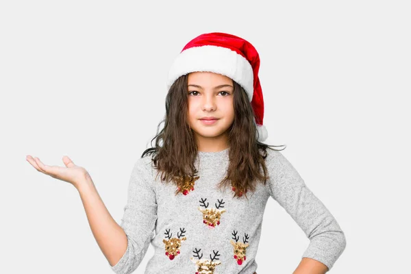 Petite Fille Célébrant Noël Montrant Espace Copie Sur Une Paume — Photo