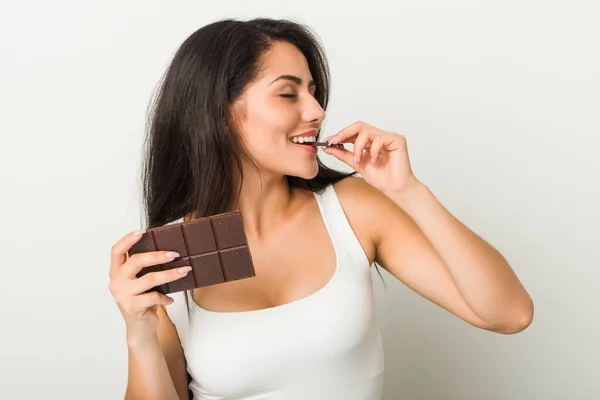 Junge Hispanische Frau Mit Schokoladentablette — Stockfoto
