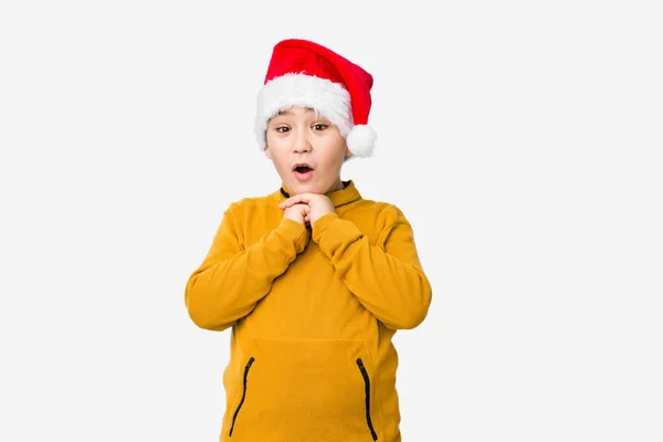 Маленький Хлопчик Святкує Різдвяний День Капелюсі Санти Ізольовані Молитви Удачу — стокове фото