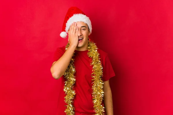 Jovem Dia Natal Divertindo Cobrindo Metade Rosto Com Palma — Fotografia de Stock