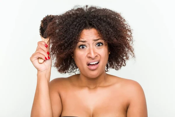 Jovem Afro Americana Tentando Escovar Cabelo Encaracolado — Fotografia de Stock