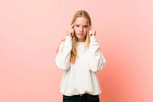 Genç Sarışın Kadın Bir Işe Odaklanmış Işaret Parmaklarını Işaret Ediyor — Stok fotoğraf