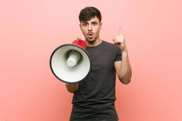 Ung Latinamerikansk Man Håller Megafon Har Någon Bra Idé Begreppet — Stockfoto