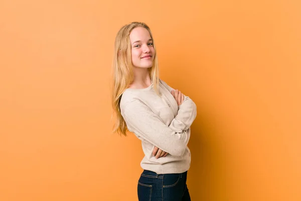 Bonito Adolescente Caucasiano Posando Contra Fundo Laranja — Fotografia de Stock