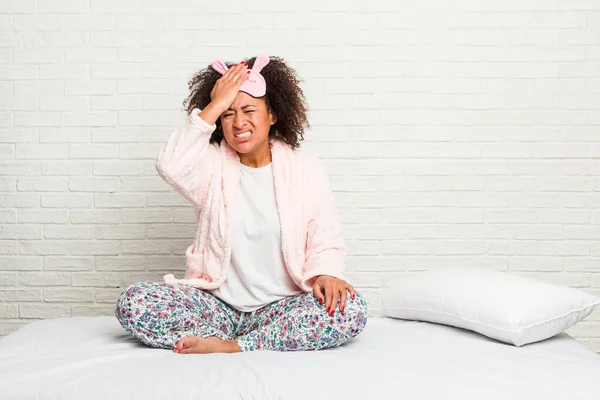 Joven Mujer Afroamericana Cama Vistiendo Pijama Olvidando Algo Golpeando Frente — Foto de Stock