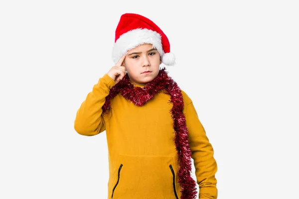 Mały Chłopiec Świętujący Boże Narodzenie Czapce Świętego Mikołaja Odizolowany Wskazując — Zdjęcie stockowe