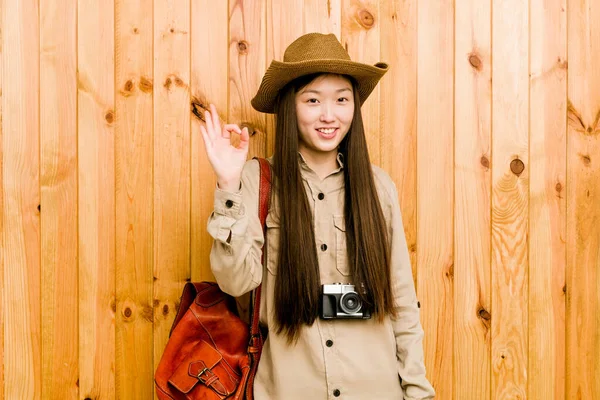 年轻的中国女旅行家快乐而自信地做出了一个好的姿态 — 图库照片