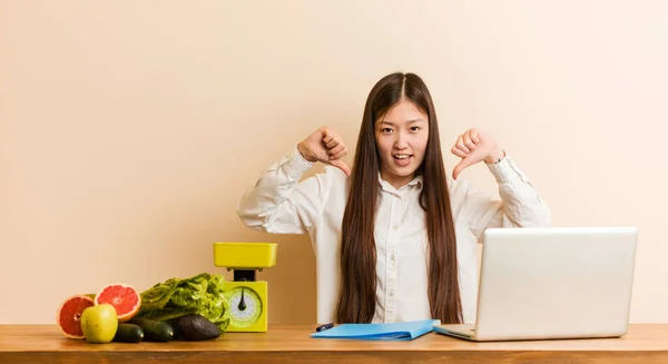 Jovem Nutricionista Mulher Chinesa Trabalhando Com Seu Laptop Mostrando Polegar — Fotografia de Stock