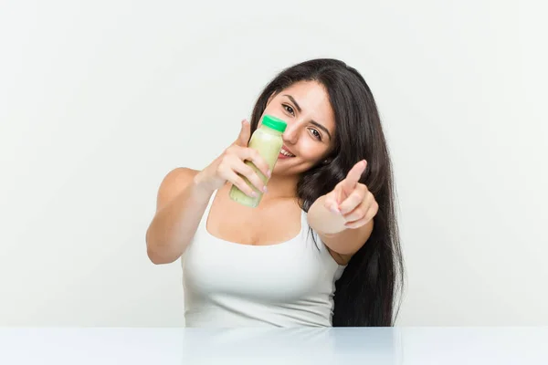 Young Hispanic Woman Holding Vegetable Drink Cheerful Smiles Pointing Front — Stock Photo, Image