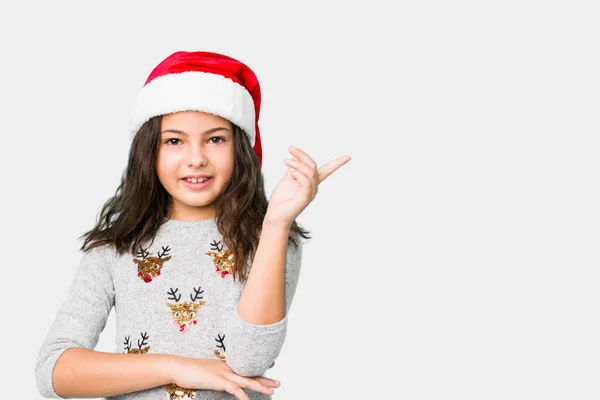Маленька Дівчинка Святкує Різдвяний День Усміхаючись Весело Вказуючи Передпліччям Геть — стокове фото