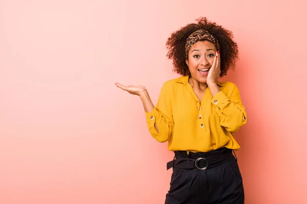 Joven Mujer Afroamericana Sobre Fondo Rosa Sostiene Espacio Copia Una —  Fotos de Stock