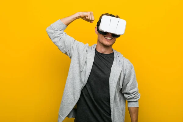 Jovem Caucasiano Usando Óculos Realidade Virtual — Fotografia de Stock