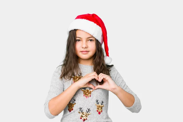 Menina Comemorando Dia Natal Sorrindo Mostrando Uma Forma Coração Com — Fotografia de Stock