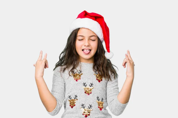 Dziewczynka Świętuje Boże Narodzenie Pokazując Gest Rocka Palcami — Zdjęcie stockowe