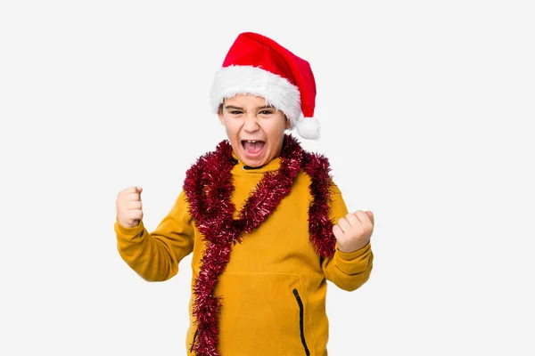 Küçük Çocuk Noel Baba Şapkası Takarak Kutluyor Tezahürat Yapıyor Heyecanlanıyor — Stok fotoğraf