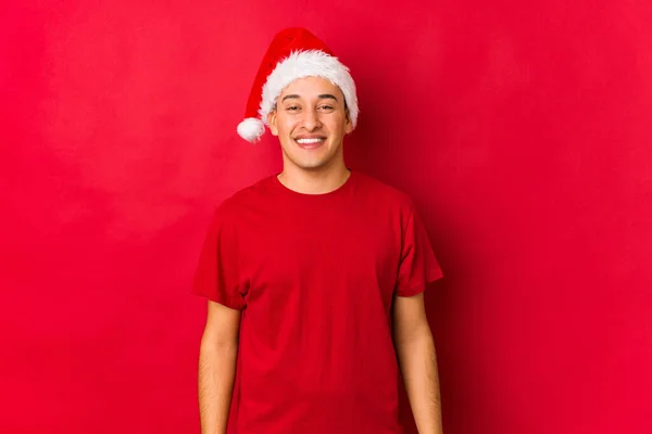 クリスマスの日に若い男は幸せ笑顔と陽気 — ストック写真