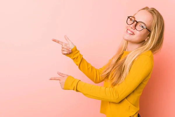 Adorable Adolescente Mujer Excitada Señalando Con Los Antepasados Distancia —  Fotos de Stock