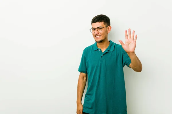 年轻的西班牙男子微笑欢快显示五号用手指 — 图库照片