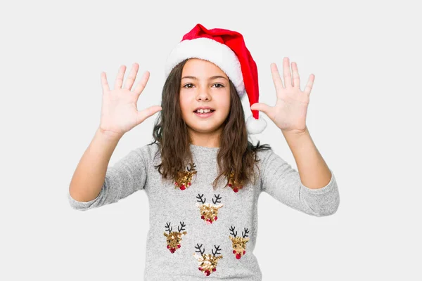 Маленька Дівчинка Святкує Різдвяний День Показуючи Номер Десять Руками — стокове фото