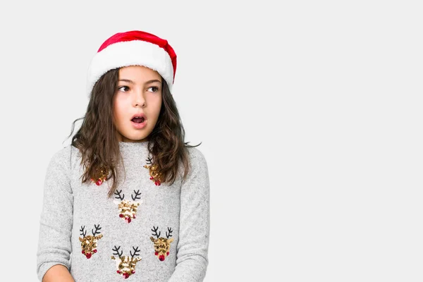 Menina Comemorando Dia Natal Sendo Chocado Por Causa Algo Que — Fotografia de Stock