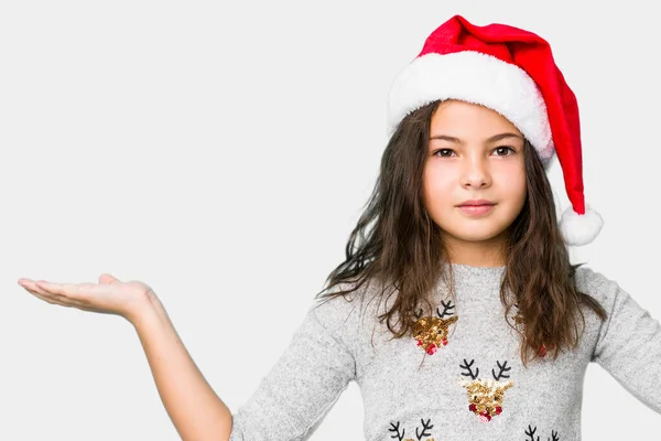 Μικρό Κορίτσι Γιορτάζει Την Ημέρα Των Χριστουγέννων Κάνει Κλίμακα Χέρια — Φωτογραφία Αρχείου
