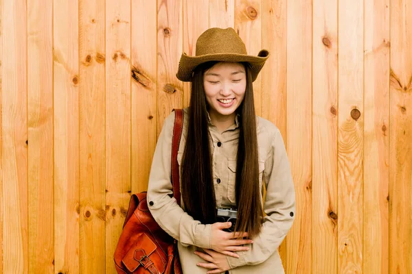 Joven Viajero Chino Mujer Ríe Felizmente Divierte Manteniendo Las Manos —  Fotos de Stock