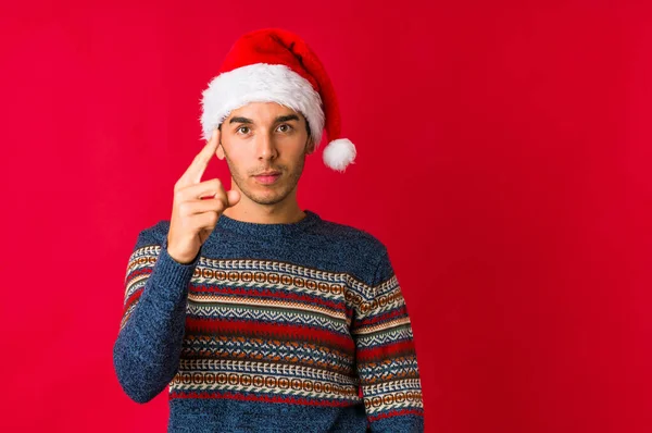 Junger Mann Blickt Ersten Weihnachtsfeiertag Mit Zweifelndem Und Skeptischem Gesichtsausdruck — Stockfoto