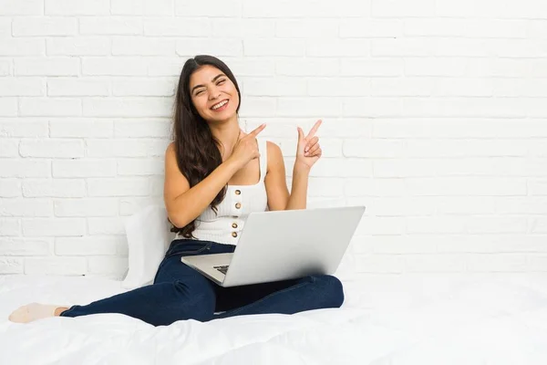 Jonge Arabische Vrouw Werkt Met Haar Laptop Het Bed Wijzend — Stockfoto